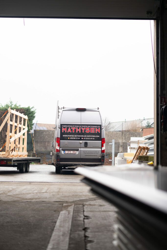 mathysen camionnette vue depuis atelier